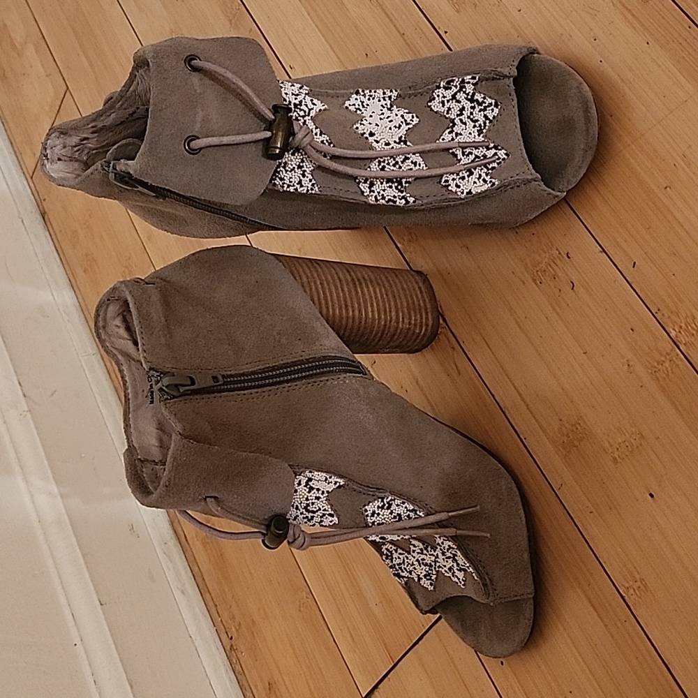 House of Harlow 1960 heels, Revolve, open toe, beaded tan suede, Size 8